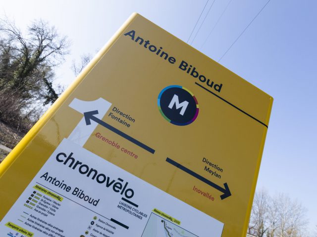 Mercredi 10 Mars 2021, 

Inauguration de la station Chronovélo Antoine Biboud, en présence de Sylvain Laval, chargé de l’espace public, de la voirie, des infrastructures cyclables et des mobilités douces, Bertrand Spindler, Maire de La Tronche et la famille Biboud. 
1 Passage Ricou, La Tronche. 

©Grenoble-Alpes Métropole-Lucas Frangella
